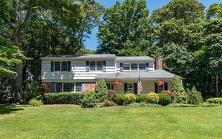 1 Berry Ln, Miller Place, NY 11764