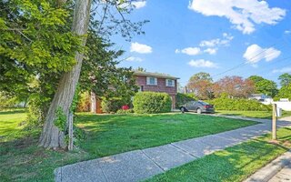 1 Carman Pl, Massapequa, NY 11758