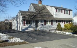 1 Chain Ln, Hicksville, NY 11801