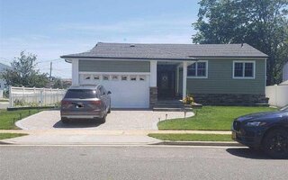 1 Gladys Ln, Freeport, NY 11520