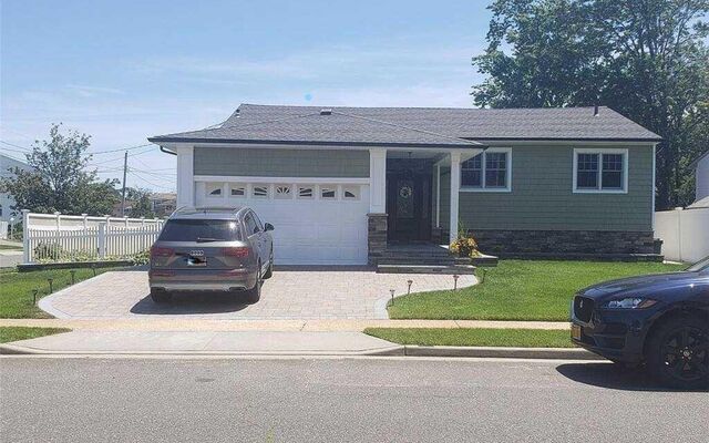 1 Gladys Ln, Freeport, NY 11520