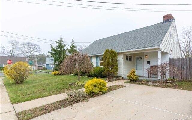 1 Mckinley St, Copiague, NY 11726