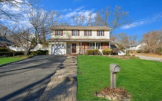 1 Pine Rd, Rocky Point, NY 11778