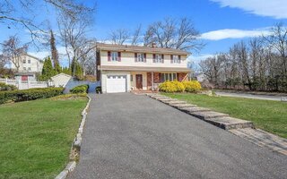 1 Pine Rd, Rocky Point, NY 11778