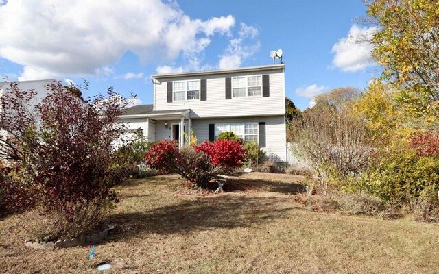 1 Sun Valley Ln, Bellport, NY 11713 (House View)