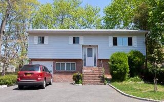 1 Thomas Ave, Bay Shore, NY 11706
