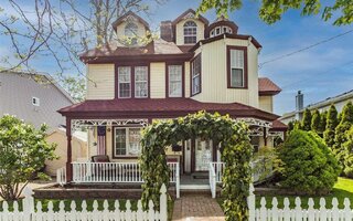 1 Thomas St, Merrick, NY 11566