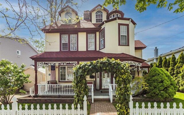 1 Thomas St, Merrick, NY 11566