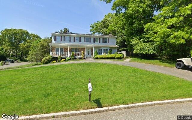 1 Trent Ct, Smithtown, NY 11787