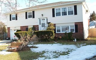 1 Vin Ct, Farmingdale, NY 11735