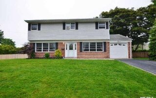 1 W Farms Ln, Commack, NY 11725