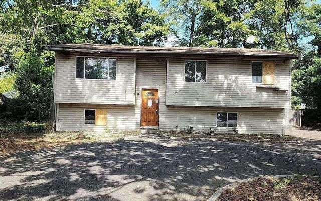 1 W Oak St, Islip, NY 11751 (House View)