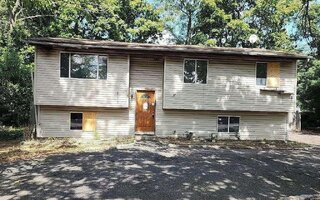 1 W Oak St, Islip, NY 11751