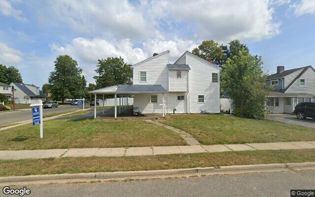 1 Woodpecker Ln, Levittown, NY 11756 (House View)