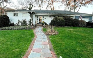 10 Gillette Ave, Patchogue, NY 11772
