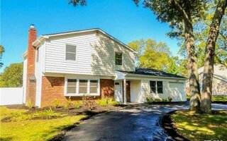 10 Haverford Ln, Coram, NY 11727