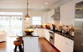 10 Bay View Rd N, Southampton, NY 11968