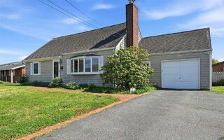 10 Bunny Ln, Amityville, NY 11701
