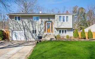 10 Cinque Ln, Bayport, NY 11705