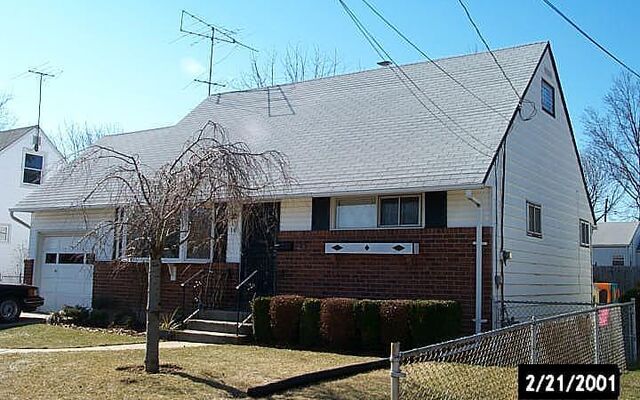10 Cliff Dr, Hicksville, NY 11801