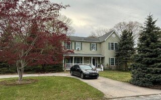 10 Coolidge Rd, Hampton Bays, NY 11946