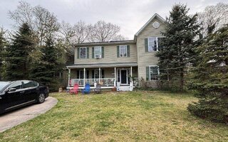 10 Coolidge Rd, Hampton Bays, NY 11946