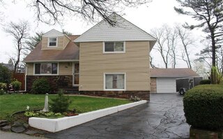 10 Dale Ct, Hicksville, NY 11801