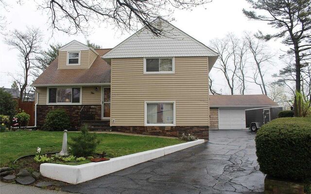 10 Dale Ct, Hicksville, NY 11801