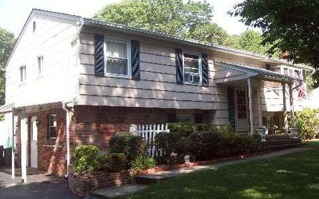 10 Dorchester Dr, Coram, NY 11727