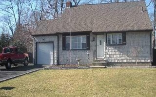 10 Eastwood Dr, North Babylon, NY 11703