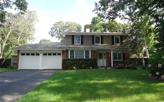 10 Hyde Ln, Coram, NY 11727