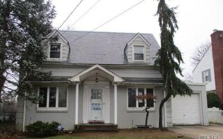 10 Lake Dr S, Valley Stream, NY 11580