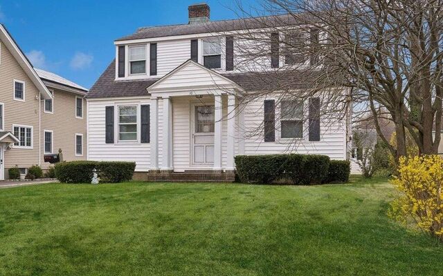 10 Lake Pl, Huntington, NY 11743 (House View)