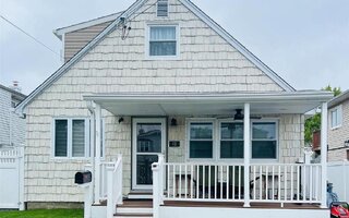 10 Marionette Walk, Lindenhurst, NY 11757
