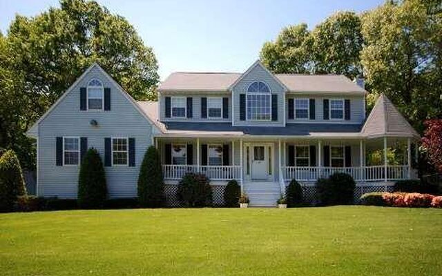 10 Niagara St, Miller Place, NY 11764