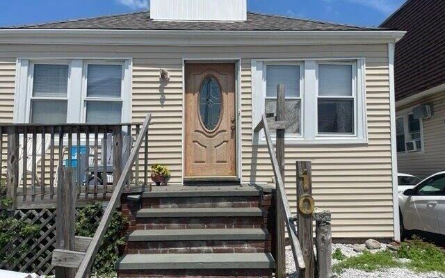 10 Quebec Rd, Island Park, NY 11558
