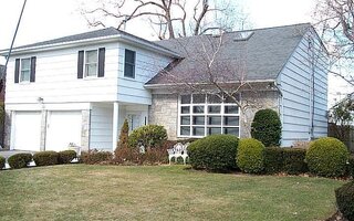 10 Stuyvesant Pl, Lawrence, NY 11559