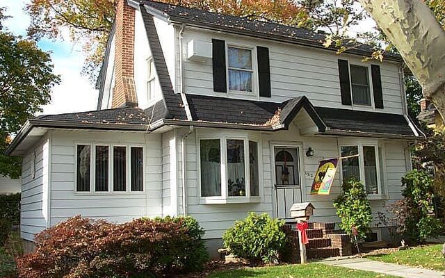 100 Geranium Ave, Floral Park, NY 11001