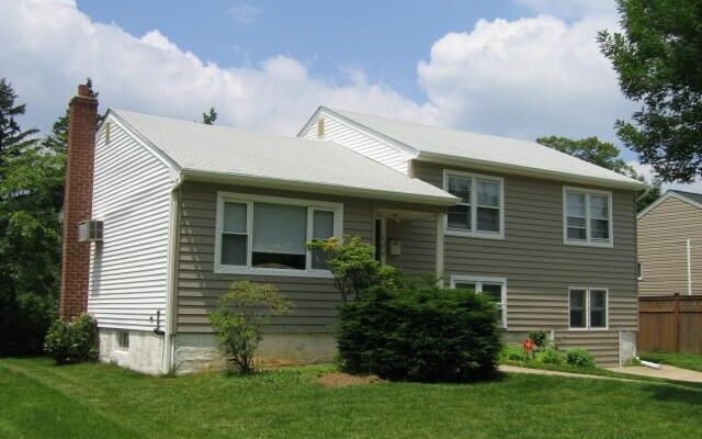 100 Hemlock Dr, Farmingdale, NY 11735