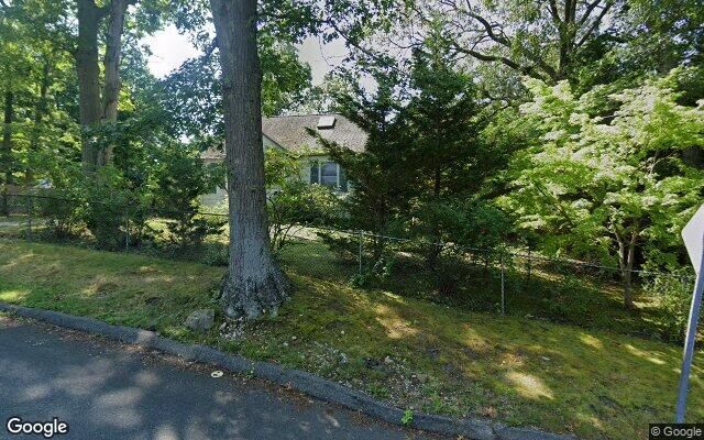 100 Maple Ln, Medford, NY 11763