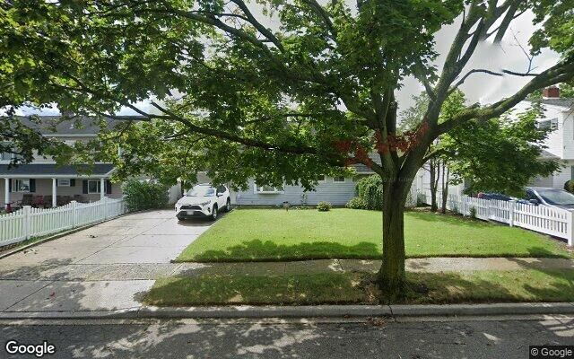 100 Squirrel Ln, Levittown, NY 11756