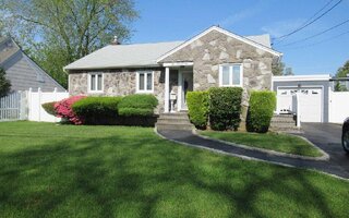 101 Joludow Dr, Massapequa Park, NY 11762