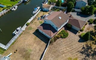 101 Lucinda Dr, Babylon, NY 11702