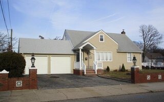 1014 Woodcliff Dr, Franklin Square, NY 11010