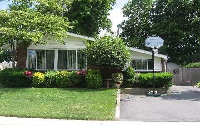 102 Miller Rd, Hicksville, NY 11801