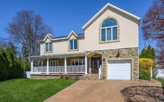 1023 Maple Ln, New Hyde Park, NY 11040