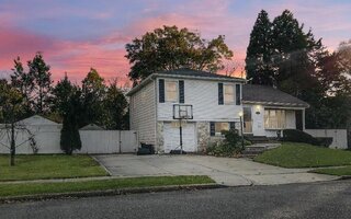 104 Colony Ln, Syosset, NY 11791