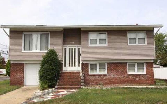 104 Suffolk St, Freeport, NY 11520