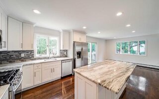 105 40th St, Lindenhurst, NY 11757