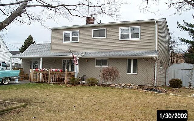 105 Ball Park Ln, Hicksville, NY 11801